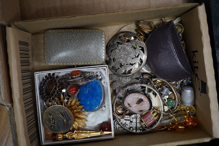 A quantity of assorted jewellery including costume and other items including bank notes, shell counters, etc. Condition - poor to fair to good